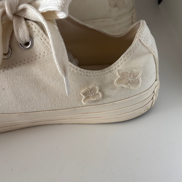 Converse Cream Low-Top Sneakers - Picture 3 of 4